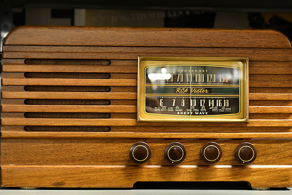 RCA Victor 16T2 Broadcast Shortwave Radio